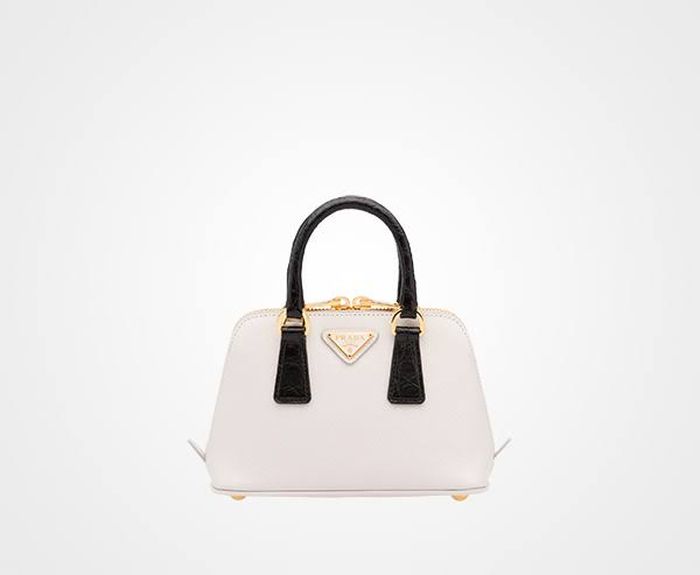 Tas mewah puluhan juta rupiah Mini Promenade Bag dari Prada yang tampak dibawa Nia Ramadhani