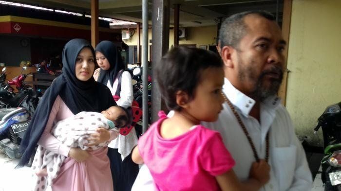 Penampilan Lutfiana Ulfa istri Syekh Puji yang tampak keibuan (Tribunnews)