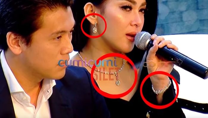 Set perhiasan Syahrini pemberian Reino Barack.