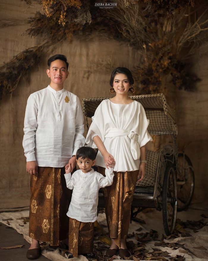 Gaya foto keluarga Gibran Rakabuming dan Selvi Ananda