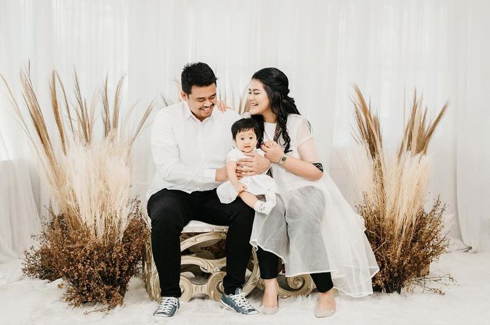 Gaya foto keluarga Kahiyang Ayu yang simpel dan sederhana