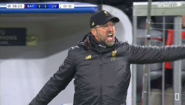 Pelatih Liverpool, Juergen Klopp, murka melihat pemainnnya membuat kesalahan dalam partai melawan Bayern Muenchen di Allianz Arena, Rabu (13/3/2019).