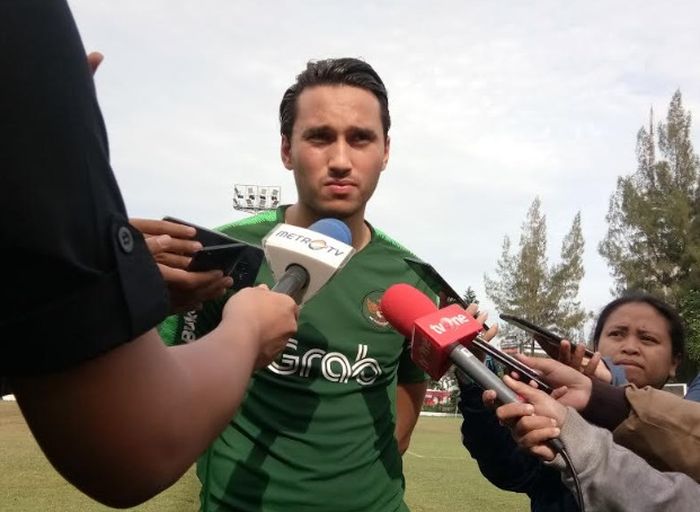 Penyerang, timnas U-23 Indonesia, Ezra Walian, di Lapangan ABC, Senayan, Jakarta Pusat, Kamis (14/3/2019)