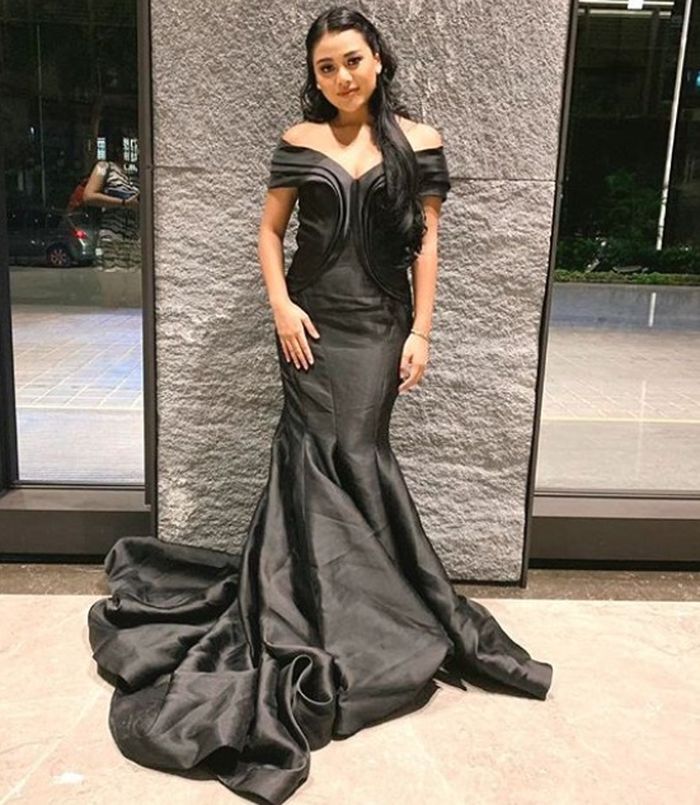 Aurel Hermansyah tampak anggun dalam balutan dress hitam