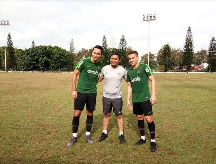 Egy Maulana Vikri dan Ezra Walian bersama Media Officer Timnas U-23 Indonesia, Bandung Saputra, di Lapangan ABC Senayan