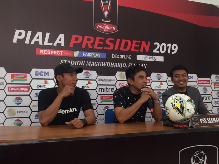 Pelatih PSS Sleman, Seto Nurdiantoro, memberikan komentar dalam jumpa pers di Stadion Maguwoharjo, Kamis (14/3/2019) sore.