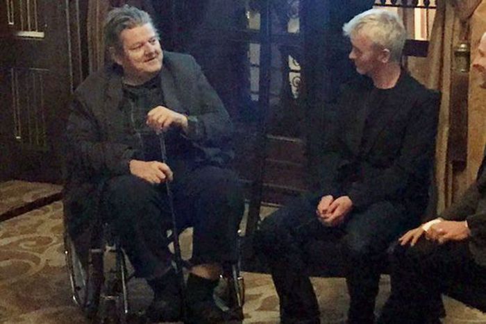 Robbie Coltrane, 69, aktor pemeran tokoh Hagrid yang kini harus hidup menggunakan kursi roda.