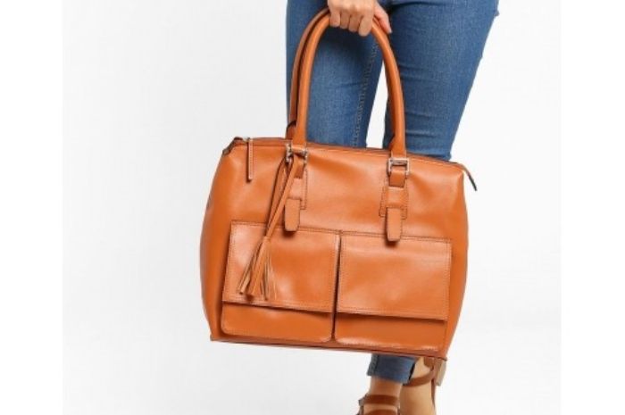 Shoulder bag.