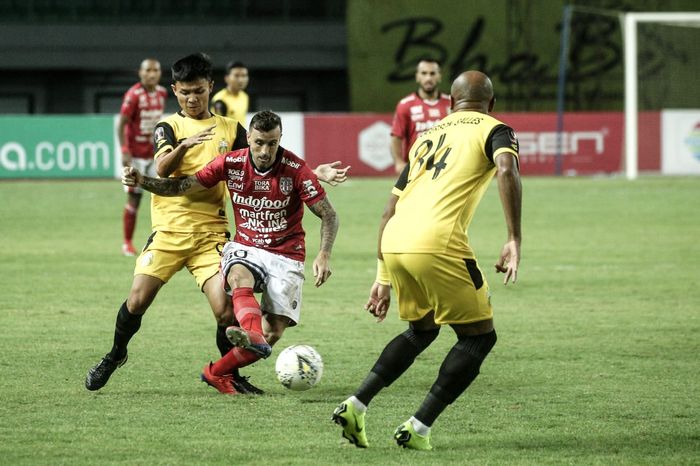 Eks Pemain Bhayangkara FC yang Kini Berseragam Bali United, Paulo Sergio, dalam laga melawan mantan timnya di laga terakhir Grup B Piala Presiden 2019