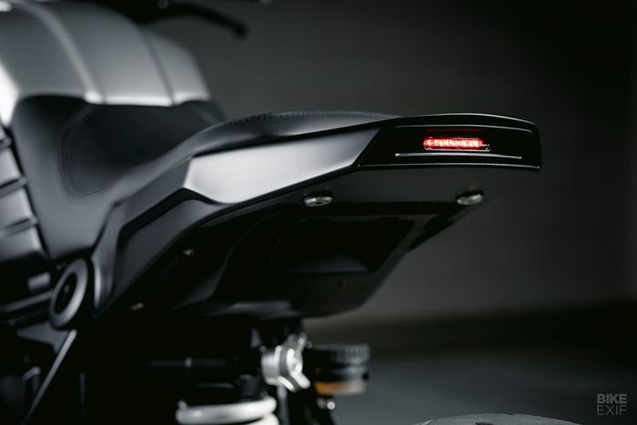 Dengan model single seater, BMW R nineT ini jadi kelihatan lebih padat