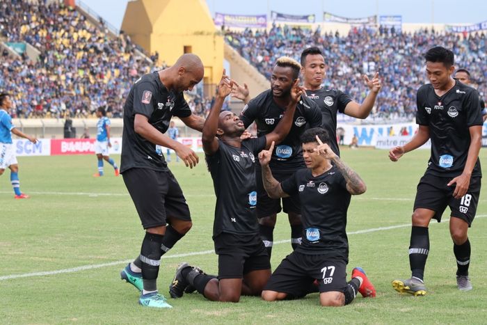 Para pemain Tira- Persikabo merayakan gol yang dicetak oleh Osas Saha ke gawang Persib Bandung di Piala Presiden 2019.