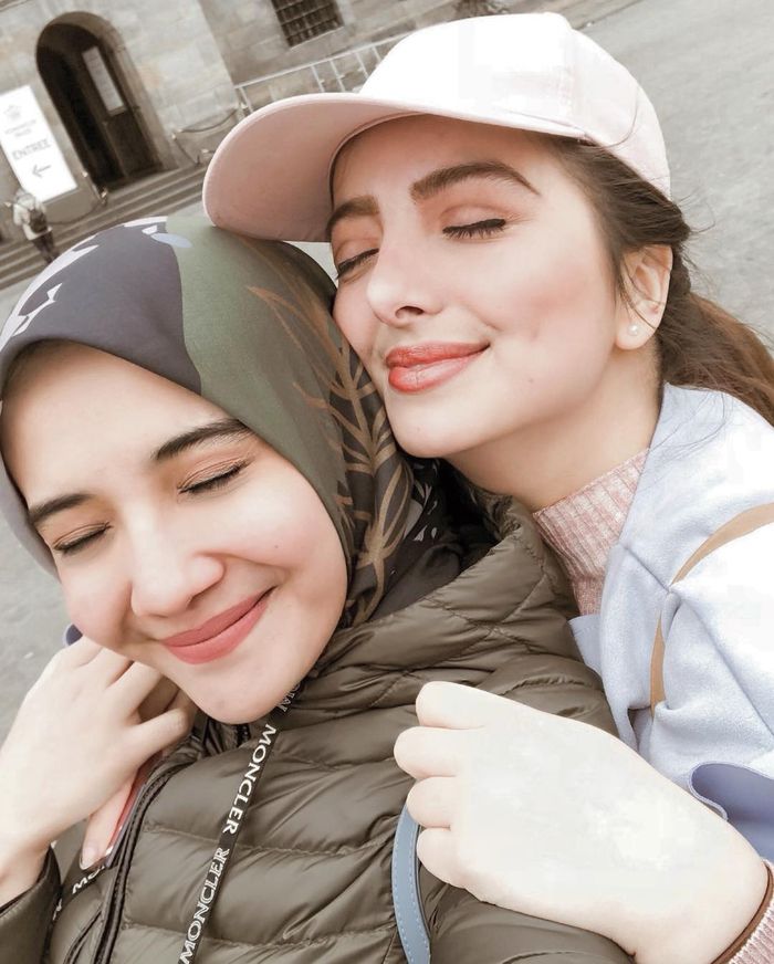 Gaya makeup Sarah dan Zaskia Sungkar di Amsterdam