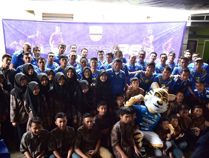 Persib Bandung merayakan ulang tahun ke-86 di Panti Asuhan An-Nisa Rosada, Bandung, Kamis (14/3/2019).