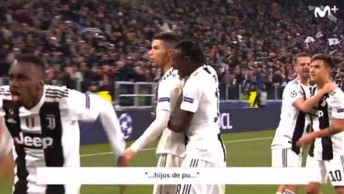 Megabintang Juventus, Cristiano Ronaldo, mengumpat ke tribune suporter Atletico dalam partai Liga Champions di Allianz Stadum, Selasa (12/3/2019)