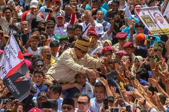 Sosok Prabowo 'KW' di VIP Lancang Kuning berhasil gaet perhatian wartawan dan emak - emak