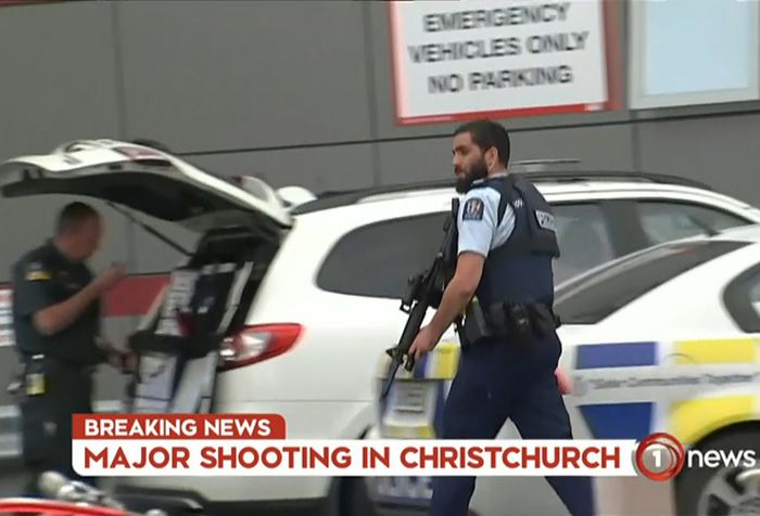 Tangkapan layar dari tayangan televisi memperlihatkan polisi bersenjata berada di area sebuah rumah sakit pasca-insiden penembakan di Masjid Al Noor, Kota Christchurch, Selandia Baru, Jumat (15/3/2019). Perdana Menteri Selandia Baru, Jacinda Ardern, dalam keterangannya mengatakan, sedikitnya 40 oran