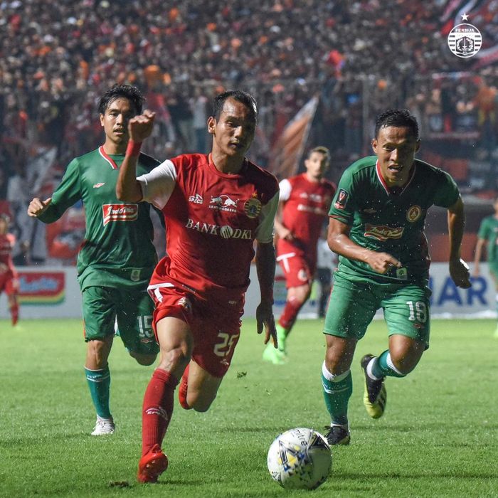 Winger Persija Jakarta, Riko Simanjuntak, Beraksi Melewati Adangan Pemain PSS Sleman di Laga Terakhir Fase Grup D Piala Presiden 2019.