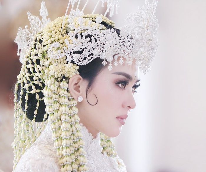 Penampilan anggun Syahrini saat menikah