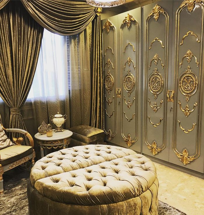 Lemari dan tempat duduk santai di kamar Tasya Farasya