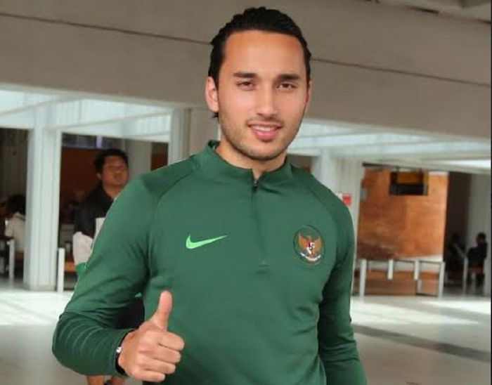 Pemain Timnas U-23 Indonesia Ezra Walian tiba di Bandara Internasional I Gusti Ngurah Rai, Badung, Bali, Jumat (15/3). Timnas U-23 Indonesia akan melakoni laga uji coba kontra Bali United, Minggu (17/3//2019).