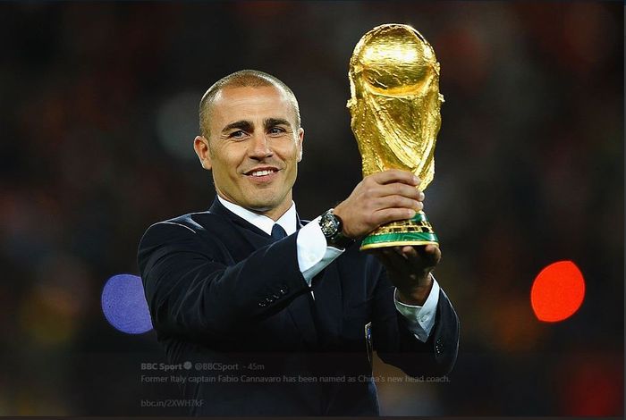 Bek legendaris asal Italia, Fabio Cannavaro, berpose dengan trofi Piala Dunia.