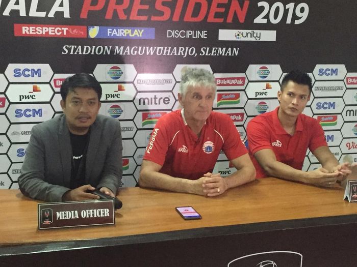 Pelatih Persija Jakarta, Ivan Kolev ditemani kipee Shahar Ginanjar saat jumpa pers pasca laga kontra PSS Sleman, Jumat (15/3/2019) malam.