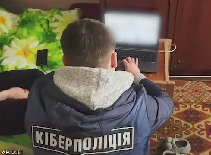Polisi sedang memeriksa fil foto dan video porno di laptop tersangka.