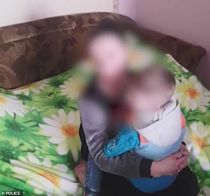 Ibu tega perkosa anaknya sendiri demi uang.