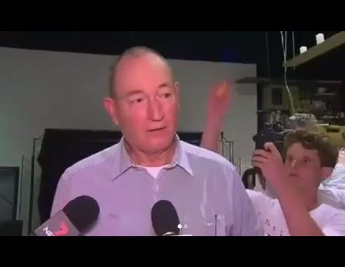 Tak sepaham dengan pernyataan Senator Australia, seorang remaja lakukan aksi lempar telur ke kepala senator
