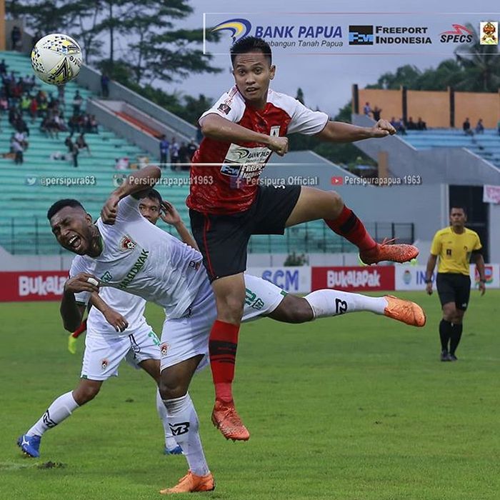 Striker Kalteng Putra, Patrich Wanggai, Berhasil Mencetak Gol Spektakuler Ala Zinedine Zidane ke Gawang Persipura di Laga Terakhir Babak Penyisihan Grup C Piala Presiden 2019 di Stadion Moch. Soebroto, Magelang, Sabtu (16/3/2019).