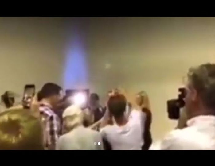 Tak sepaham dengan pernyataan Senator Australia, seorang remaja lakukan aksi lempar telur ke kepala senator