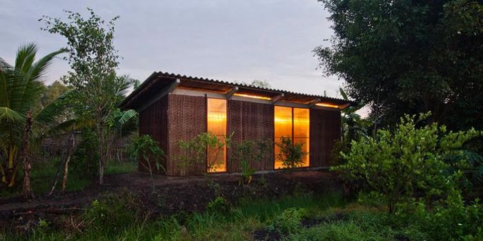 Vo Trong Nghia Architects membangun rumah murah tersebut untuk bangunan permanen. Rumah itu seharga kurang dari 2.500 poundsterling atau setara Rp 47 juta lebih.