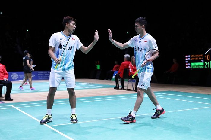 Pasangan ganda putra Indonesia, Fajar Alfian/Muhammad Rian Ardianto, melakukan tos pada babak [erempat final Swiss Open 2019 di St Jakobshalle, Jumat (15/3/2019).