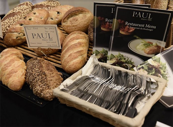 Paul bakery. Пирожные в европе. Витрина для выпечки. Кафе пекарня слойка. Пауль пекарня.