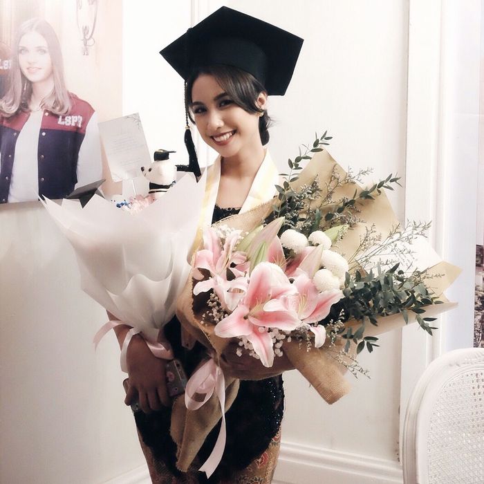 Shabrina mendapatkan penghargaan sebagai mahasiswa terbaik dalam ujian internasional