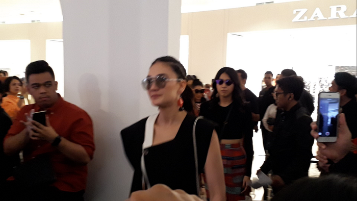 Luna Maya yang tak menghiraukan kehadiran awak media, Jumat (15/3/2019).