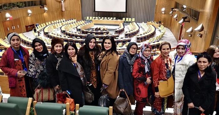 Bersama IWAPI, ibunda Ayu Ting Ting hadiri konferensi tahunan wanita PBB di New York, Amerika Serikat.