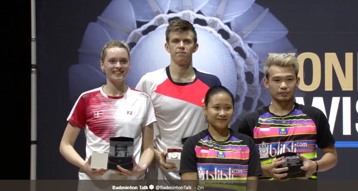 Pasangan ganda campuran Indonesia, Rinov Rivaldy/Pitha Haningtyas Mentari, saat naik podium runner-up bersama sang juara, Mathias Bay-Smidt/Rikke Soby (Denmark), pada final Swiss Open 2019, Minggu (17/3/2019).