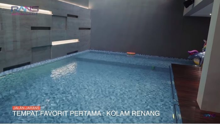Kolam renang di rumah Ahmad Sahroni