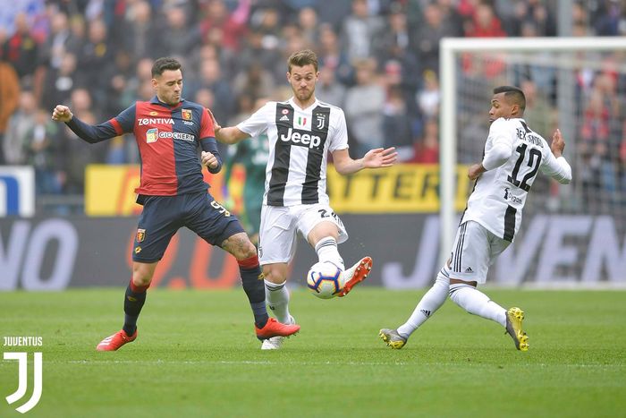 Bek Juventus, Daniele Rugani (tengah) berduel dengan pemain Genoa, Antonio Sanabria, dalam laga pekan ke-28 Liga Italia di Stadion Comunale Luigi Ferraris, Genoa, 17 Maret 2019. 