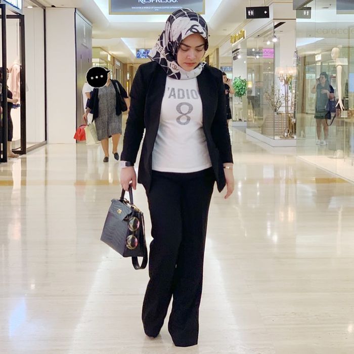 Aisyahrani juga tak luput dengan fashion item branded mewah seperti sang kakak