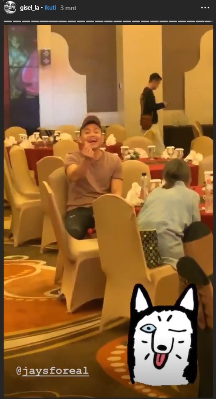 Unggahan Instagram story Gisel yang mendapat finger heart dari Wijin