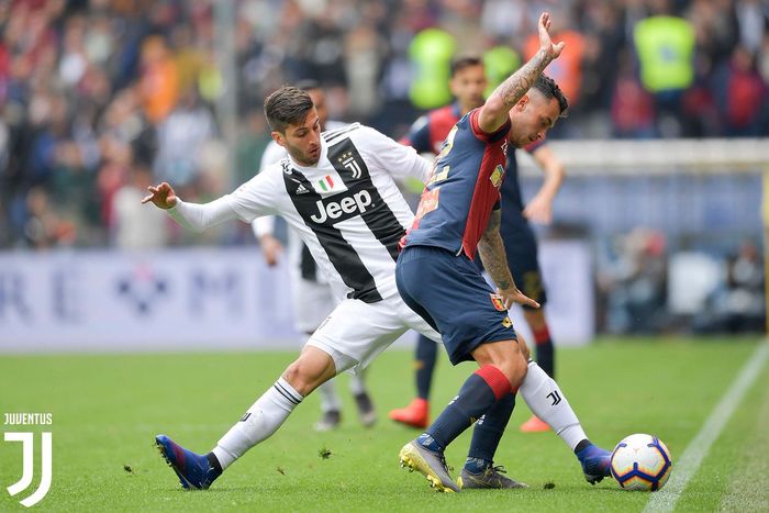 Gelandang Juventus, Rodrigo Bentancur, berduel dengan bek Genoa, Pedro Pereira, dalam giornata ke-28 Liga Italia di Stadion Comunale Luigi Ferraris, 17 Maret 2019.