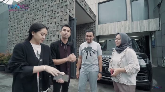 Tampak depan rumah Ahmad Sahroni yang terekam dalam vlog Raffi Ahmad 