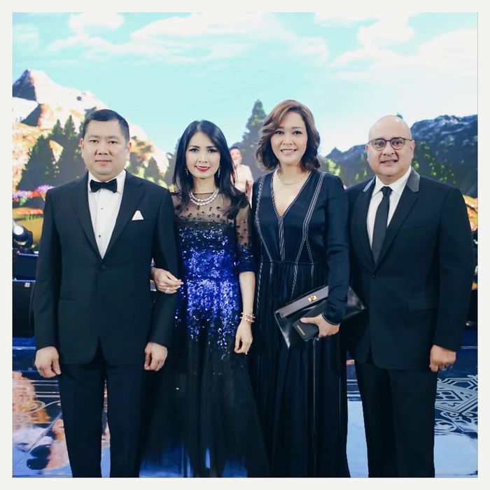 Maia Estianty terlihat anggun mengenakan long dress lengan panjang hitam saat hadir di ulang tahun Liliana Tanoesoedibjo