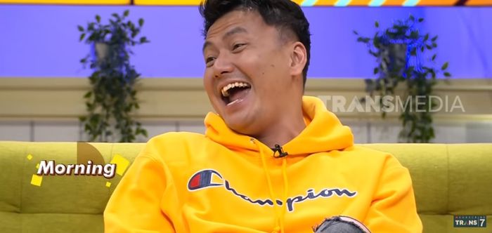 Ekspresi Wijaya Saputra ketika diminta memperlihatkan nama Gisel di handphone-nya