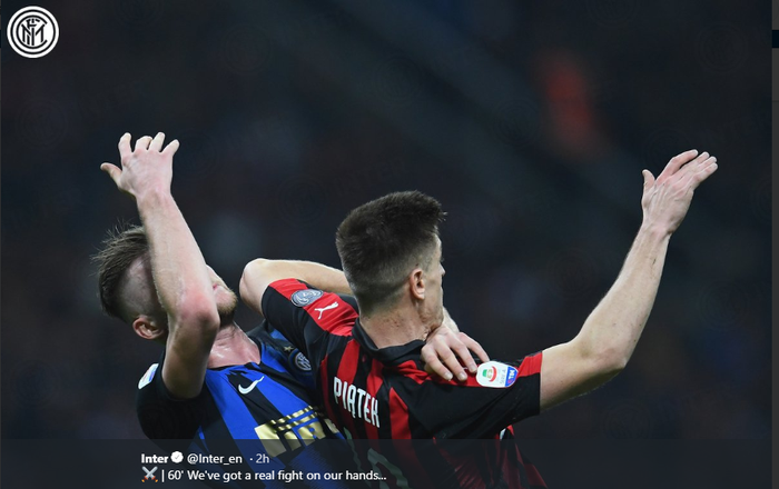 Striker AC Milan, Krzysztof Piatek, dijaga ketat oleh bek Inter Milan, Milan Skriniar, dalam laga derby della Madonnina pada pekan ke-28 Liga Italia, Minggu (17/3/2019) di San Siro.