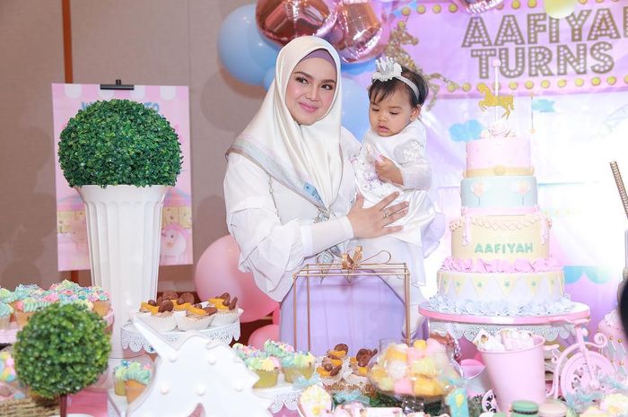 Penampilan Siti Nurhaliza dan Siti Aafiyah di pesta ulang tahun pertama
