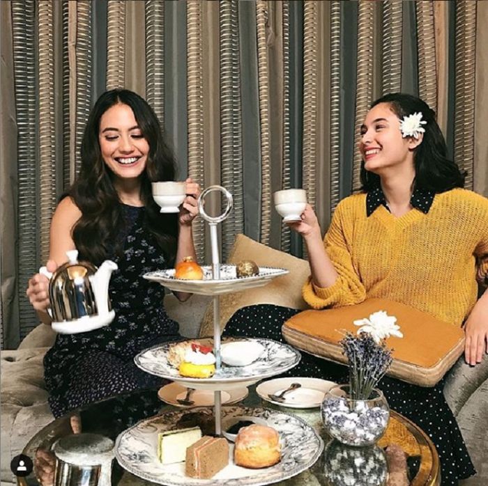 Pevita Pearce dan Chelsea Islan senyum semringah saat minum teh