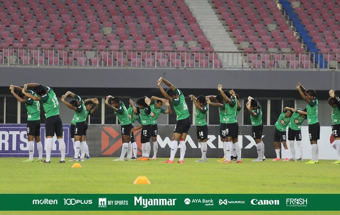 Para pemain timnas Myanmar saat melakukan pemanasan sebelum latihan utama jelang uji coba internasional, Minggu (17/3/2019). 